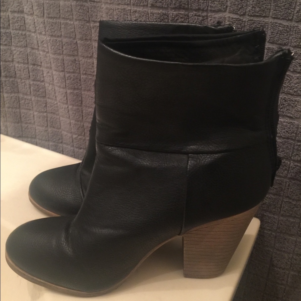 Woman’s boots size 7